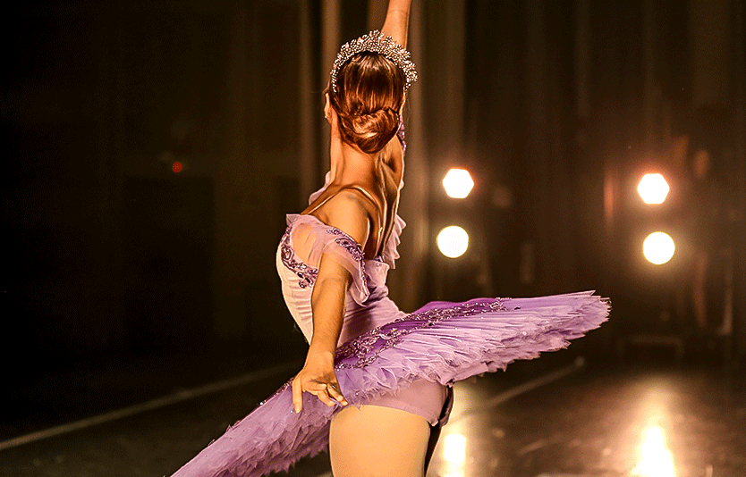 Bailarina de ballet clássico em performance no palco do Prêmio Criarte